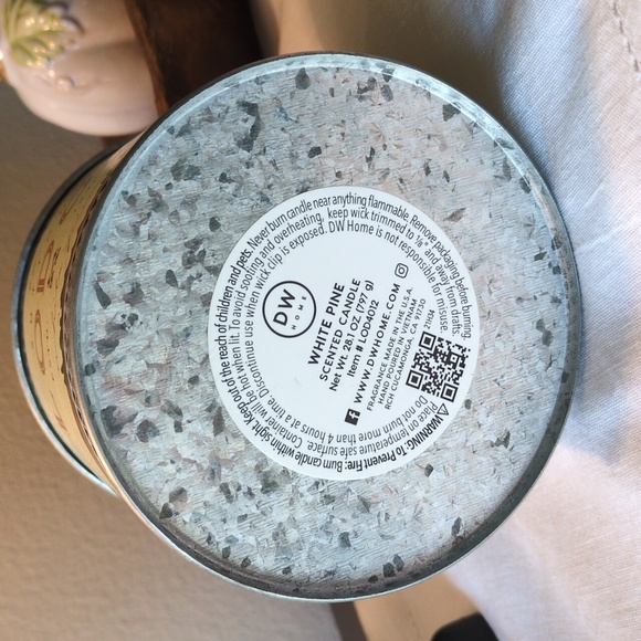 The Sutton Lodge White Pine 2 Wick DW Home Candle - Picture 3 of 3